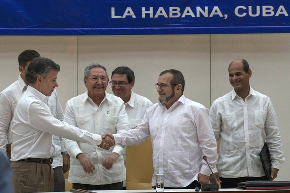 Kubas Präsident Raul Castro, in der Mitte, Kolumbiens Präsident Juan Manuel Santos, links, FARC-Kommandeur Timoleon Jimenez in Havanna, Kuba.<br data-editable="remove">