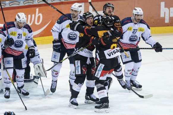 Berns Spieler feiern ihren Treffer zum 3-2 im Eishockey Meisterschaftsspiel der National League zwischen dem SC Bern und dem HC Ambri Piotta, am Samstag, 16. Oktober 2021, in der PostFinance Arena in  ...