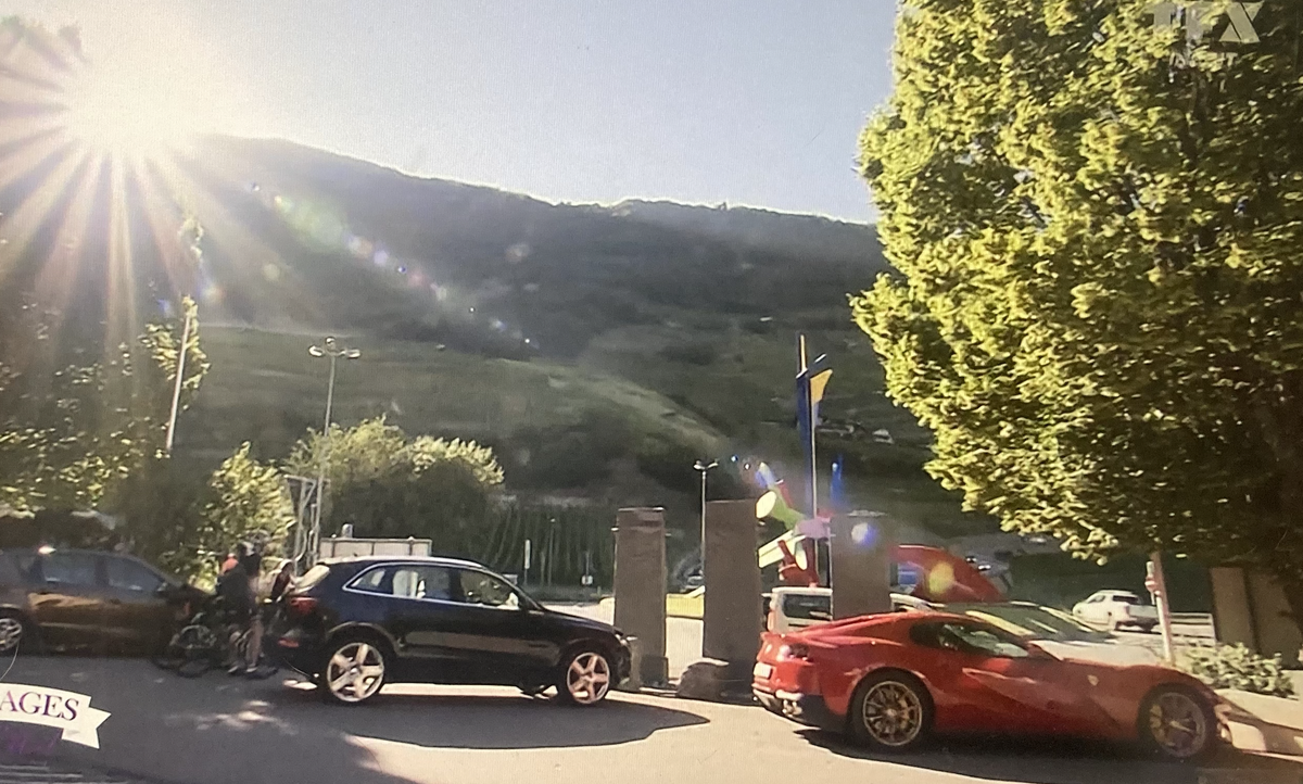 La Ferrari du boss est garée devant l'entrée.