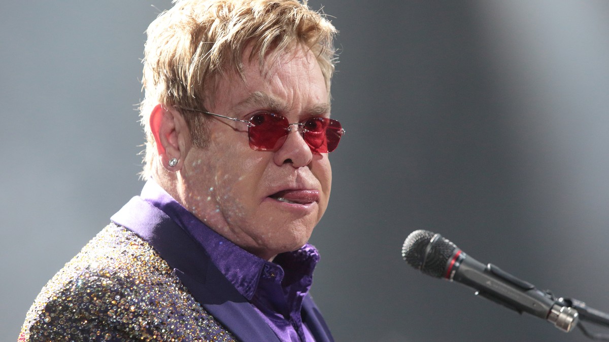 Achtung, Achtung! Elton Johns Herzchen-Brille wurde gestohlen!