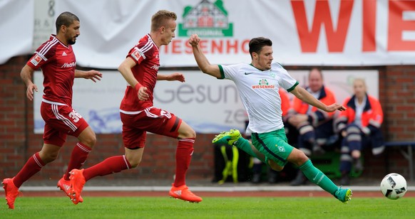 13.08.2016; Lohne; Fussball Testspiel - SV Werder Bremen - FC Ingolstadt 04; (von links:) Almog Cohen, Florent Hadergjonaj (Ingolstadt), Zlatko Junuzovic (Eibner/Expa/freshfocus)