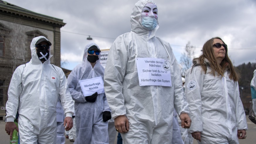 Anhaenger des Vereins Stiller Protest bei einer Demonstration gegen die Massnahmen zur Eindaemmung des Coronavirus in Liestal, am Samstag, 20. Maerz 2021. (KEYSTONE/Georgios Kefalas)