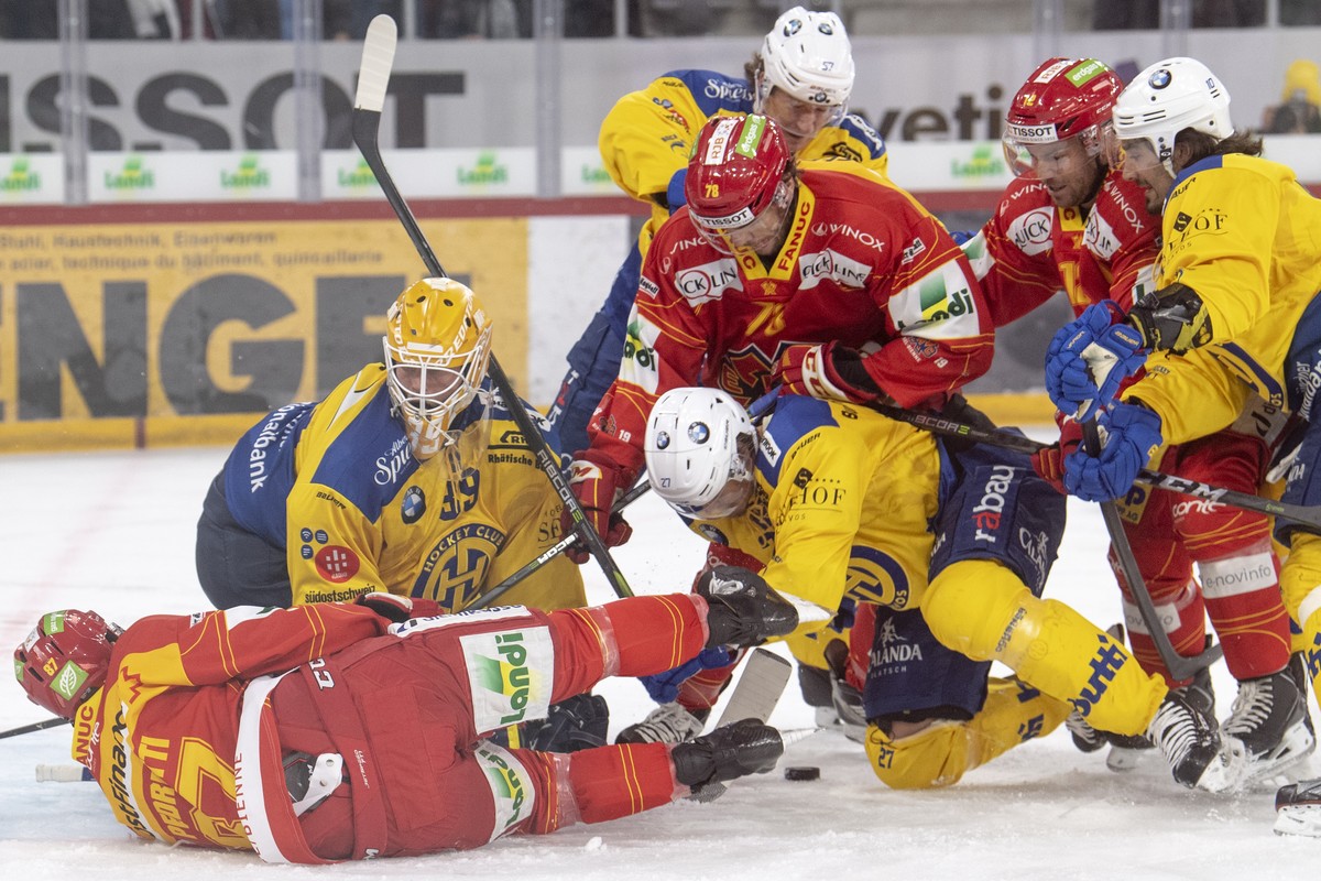 Biels Marco Pedretti, und Marc-Antoine Pouliot Mitte, kaempfen um den Puck, gegen Davos Goalie Anders Lindback, Magnus Nygren, Mitte, und Andres Ambuehl, rechts, waehrend dem Meisterschaftsspiel der N ...