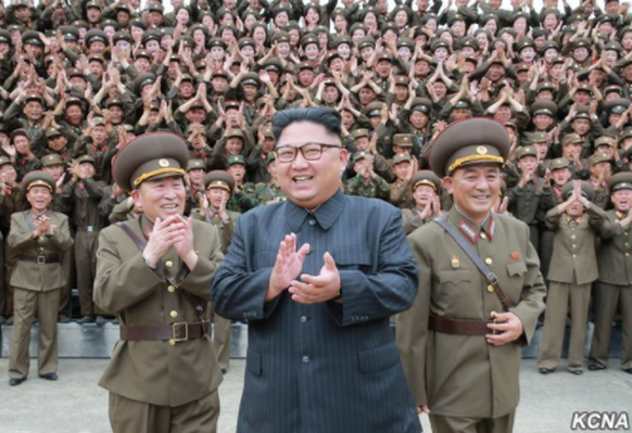 Kim lässt sich während seines Besuches von den Militärs feiern.&nbsp;