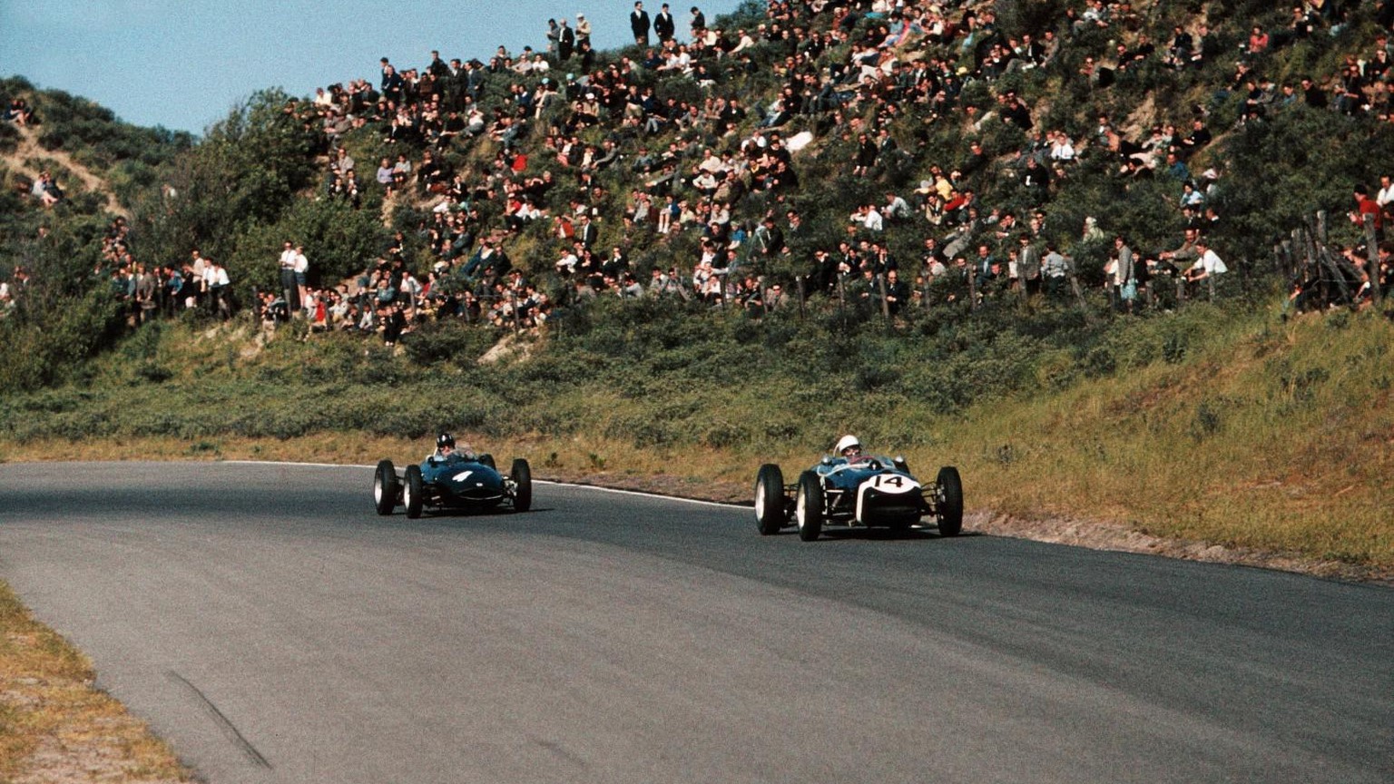 Stirling Moss(GBR) Lotus 18 finished 4th, leads Graham Hill(GBR) BRM P48/57 Dutch GP, Zandvoort, 22 May 1961 PUBLICATIONxINxGERxSUIxAUTxHUNxONLY 61hol25Bildcredit:IMAGO / Motorsport Images