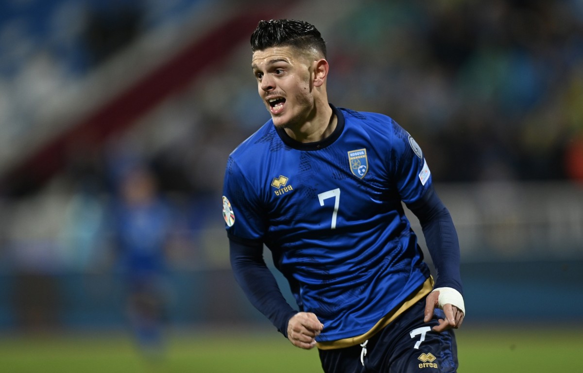 epa10972498 Milot Rashica of Kosovo celebrates scoring the 1-0 during the UEFA EURO 2024 qualification group I match between Kosovo and Israel in Pristina, Kosovo, 12 November 2023. EPA/GEORGI LICOVSK ...