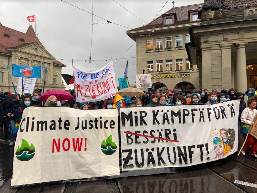 Der Demonstrationszug auf dem Weg zum Waisenhausplatz.