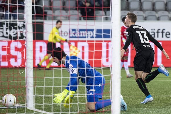 St.Gallens Cedric Itten, rechts, trifft gegen Thuns Torhueter Guillaume Faivre zum 3:0 im Fussball Meisterschaftsspiel der Super League zwischen dem FC Thun und dem FC St. Gallen, am Sonntag, 8. Dezem ...