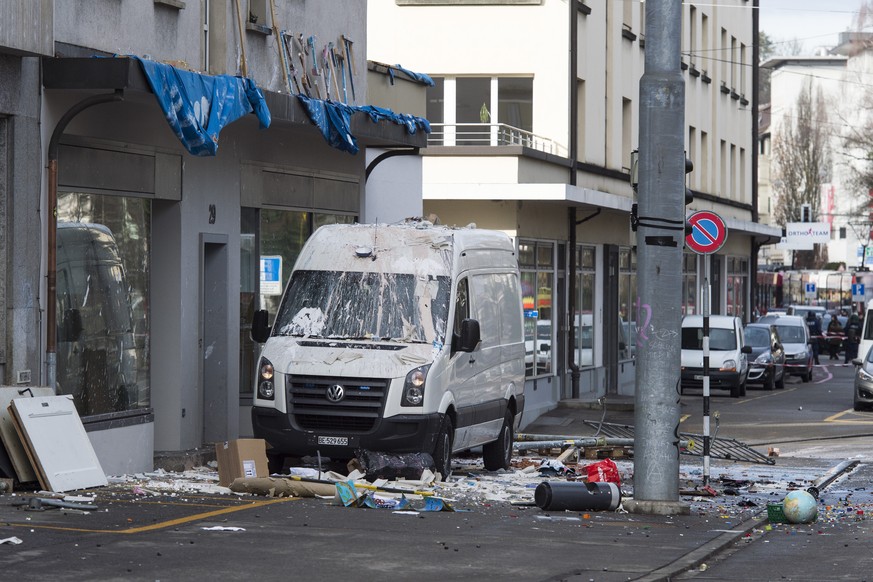 Das besetzte Haus an der Effingerstrasse wird von der Polizei belagert und soll anschliessend geraeumt werden am Mittwoch, 22. Februar 2017, in Bern. (KEYSTONE/Lukas Lehmann)