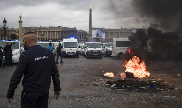 epa07206100 Ambulance drivers light a fire on Place de la Concorde during a national ambulance drivers&#039; protest, in Paris, France, 03 December 2018. Amid tensions in the country over protests for ...