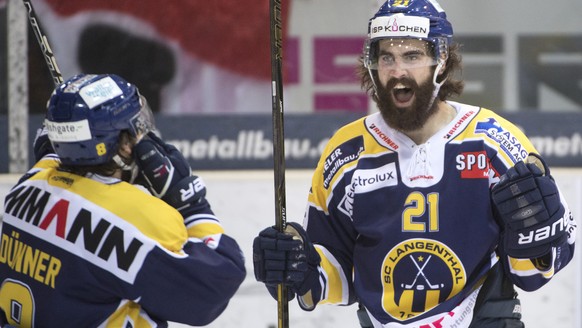 Langenthals Nico Duenner, links, und Torschuetze Josh Primeau, rechts, jubeln zum 1:0, im fuenften Playoff-Finalspiel der National League B zwischen dem SC Langenthal und dem SC Rapperswil-Jona Lakers ...