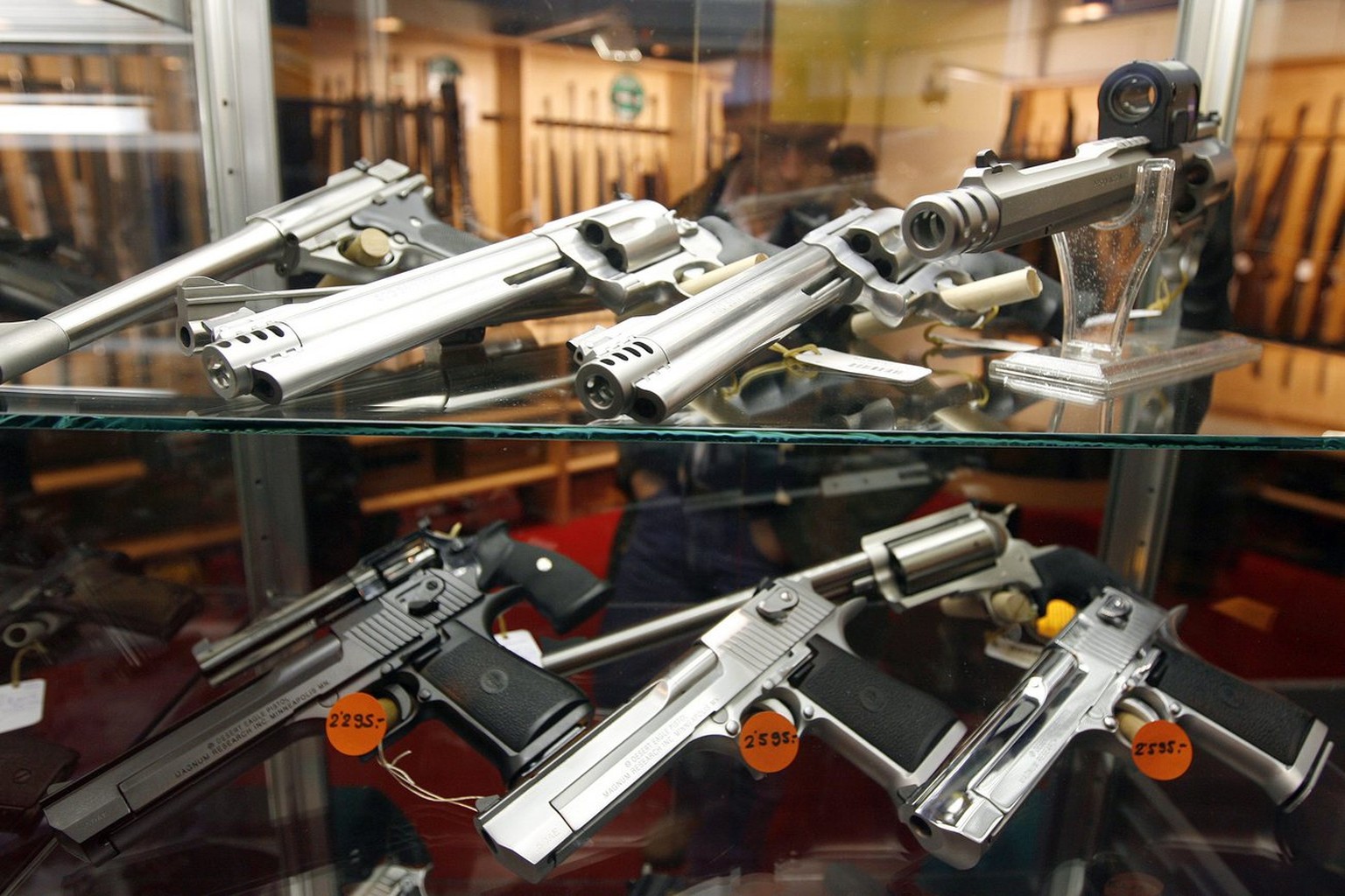 Der Bundesrat schätzt, dass etwa zwei Millionen ältere Waffen nicht registriert sind.