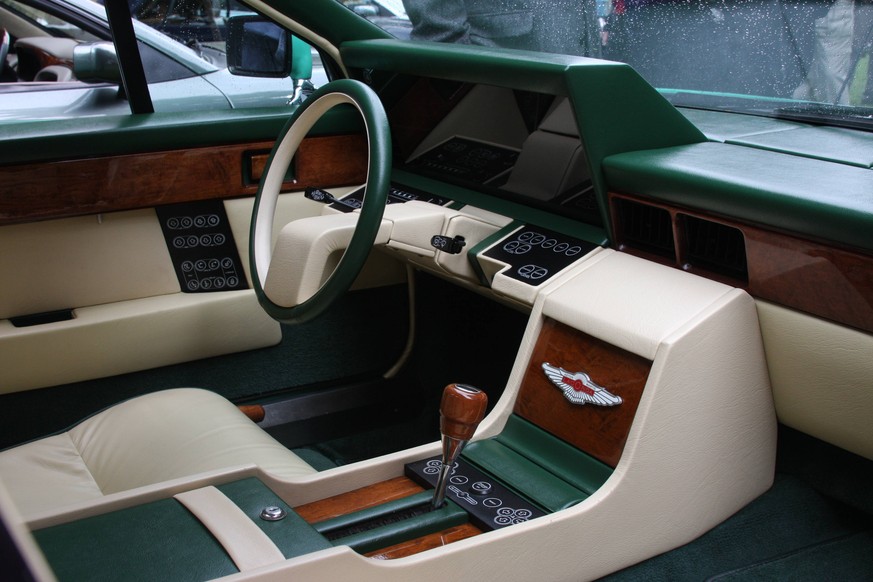 aston martin lagonda 1980s design auto retro https://kartsp.com.br/quatro-rodas-top-ten-os-dez-carros-mais-complexos-que-chegaram-as-ruas/