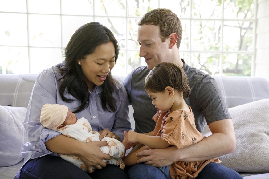 This photo provided Monday, Aug. 28, 2017, by Facebook, shows Facebook CEO Mark Zuckerberg with his wife, Priscilla Chan, and their new baby daughter August, left, and her sister Maxima, right, in Pal ...