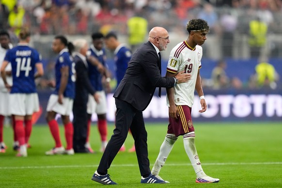 Spain head coach Luis de la Fuente speaks to Spain's Lamine Yamal during the World Cup semifinal soccer match between France and Spain in Arlington, Texas, near Dallas, Tuesday, July 14, 2026. (A ...
