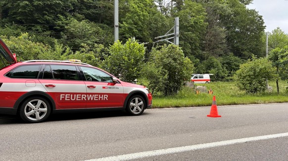 Einsatzfahrzeuge am Unfallort.