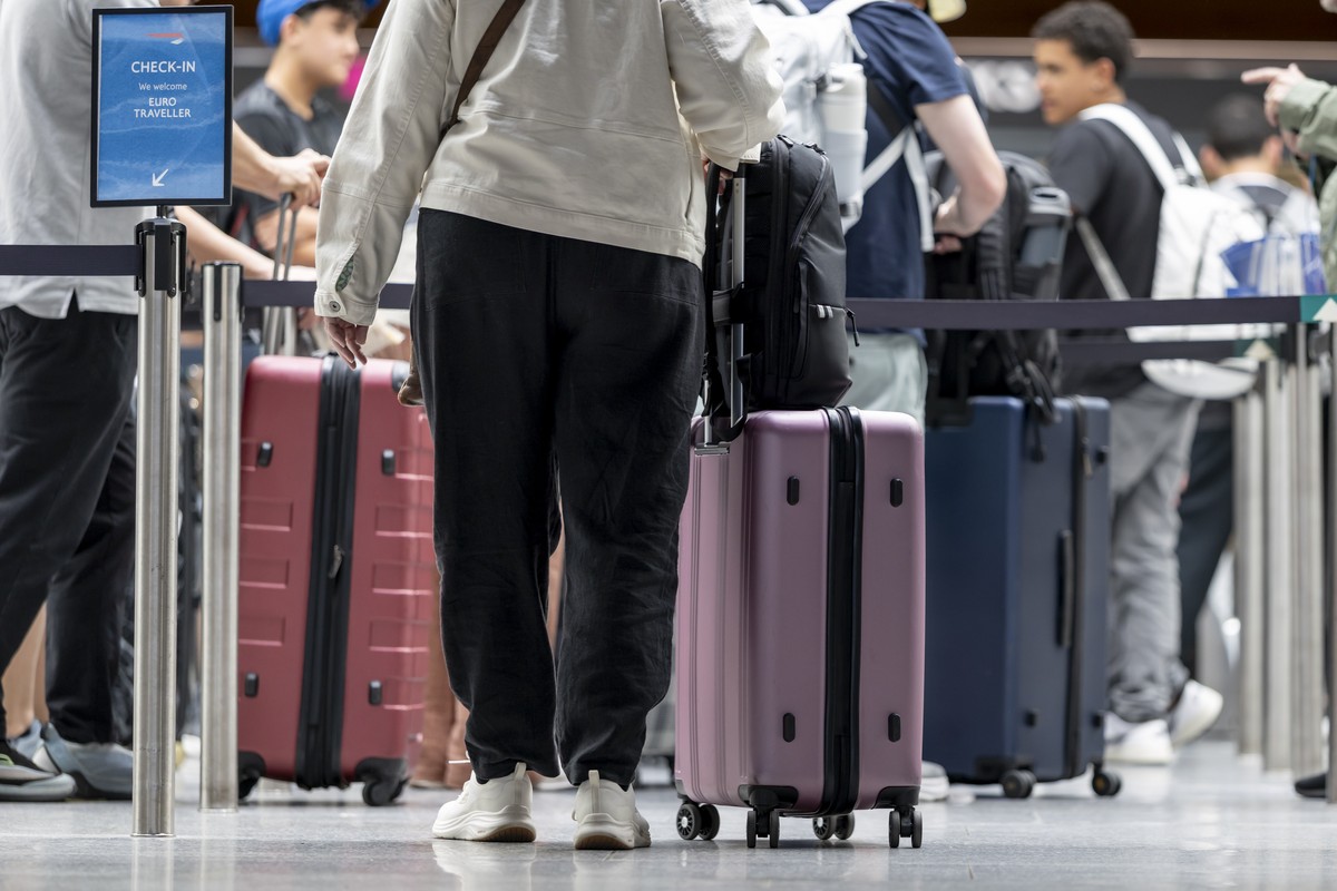 Reisende am Flughafen Zuerich am Mittwoch, 23. Juli 2025, in Kloten. (KEYSTONE/Christian Merz)