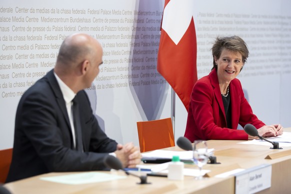 Bundesrat Alain Berset und Bundespraesidentin Simonetta Sommaruga waehrend einer Medienkonferenz des Bundesrates ueber die Situation des Coronavirus, am Mittwoch, 8. April 2020 in Bern. (KEYSTONE/Pete ...