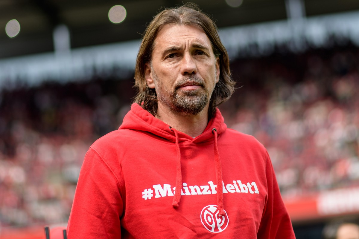 epa05976352 Mainz's headcoach Martin Schmidt during the German Bundesliga soccer match between 1.FC Koeln (Cologne) and FSV Mainz 05 in Cologne, Germany, 20 May 2017. EPA/JOERG SCHUELER EMBARGO C ...