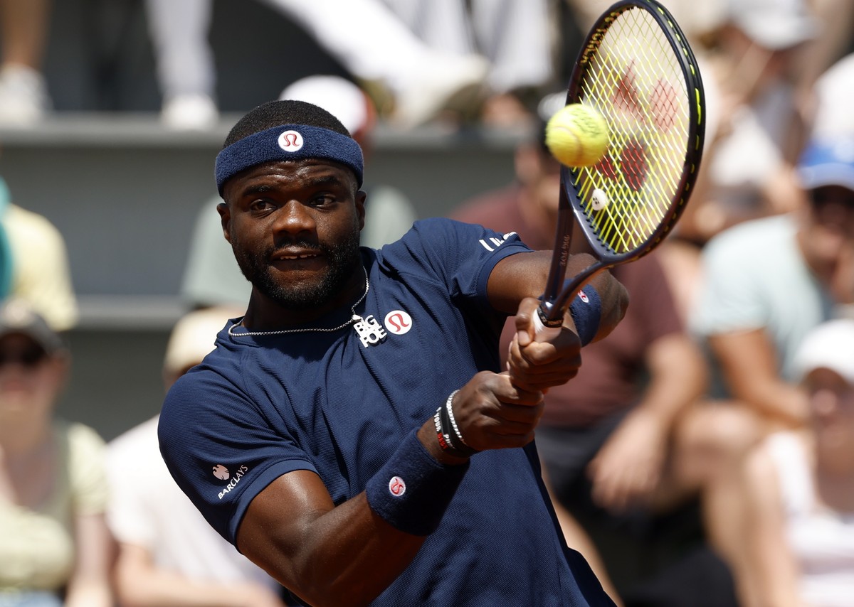 epa12999888 Frances Tiafoe of the United States in action during his Men's 2nd round match against Hubert Hurkacz of Poland at the French Open Grand Slam tennis tournament at Roland Garros in Par ...