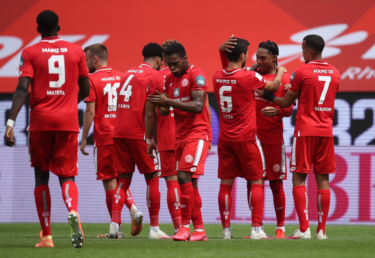 epa08497762 Jean-Paul Boetius (2-R) of Mainz celebrates scoring his team's second goal during the German Bundesliga soccer match between 1. FSV Mainz 05 and SV Werder Bremen at Opel Arena in Main ...