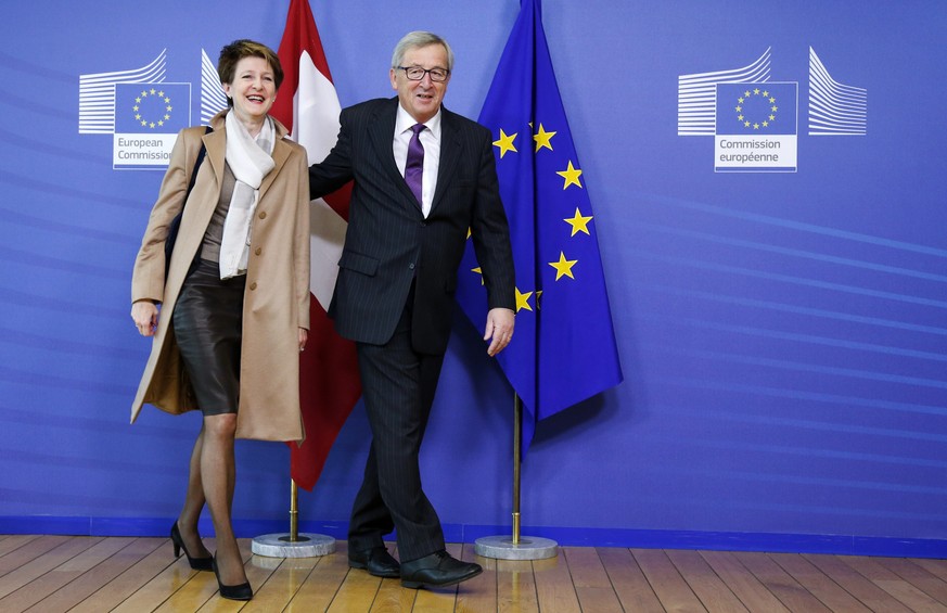 Jean-Claude Juncker zeigt Simonetta Sommaruga, wer die Richtung vorgibt.