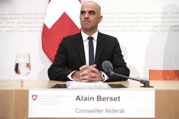 Bundesrat Alain Berset aeussert sich an einer Medienkonferenz zum Ergebnis der Abstimmung zur Rentenreform, am Sonntag, 24. September 2017, in Bern.(KEYSTONE/ Peter Schneider)