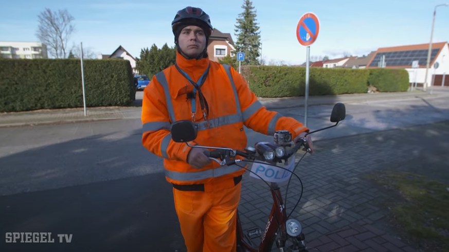 Niclas Mattheis hat ein Velo mit laminiertem «POLIZFI»-Schild und zeigt als Hobby Parksünder an.