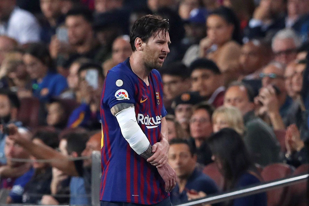 epa07107851 FC Barcelona's Lionel Messi leaves the pitch after sustaining an injury during the Spanish La Liga soccer match between FC Barcelona and Sevilla CF at Camp Nou stadium in Barcelona, S ...