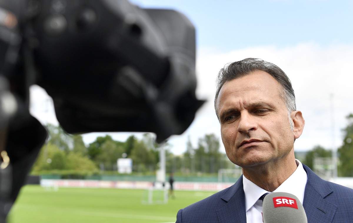 GC-Vizepraesident Andras Gurovits beantwortet Fragen der Medien zum Trainingsbeginn der ersten Mannschaft des Grasshopper Club Zrich fuer die Saison 2019/20 auf dem Campus in Niederhasli am Mittwoch, ...