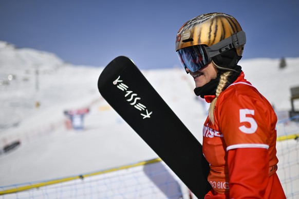 Julie Zogg from Switzerland reacts at the FIS Alpine Snowboard Parallel Giant Slalom race, on Saturday, January 14, 2023, in Scuol, Switzerland. (KEYSTONE/Gian Ehrenzeller)