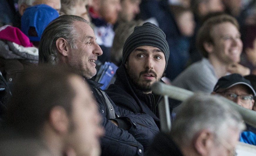 EHC Kloten Stuermer Denis Hollenstein, Mitte, und sein Vater Felix, links, verfolgen das fuenfte Eishockey Spiel der Platzierungsrunde der National League A zwischen dem EHC Kloten und dem SCL Tigers  ...