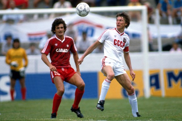 Bildnummer: 00135136 Datum: 09.06.1986 Copyright: imago/Norbert Schmidt
Oleg Blochin (Sowjetunion) beim Duell um den Ball gegen den Kanadier James (li.); Blokhin, Nationalmannschaft, Nationalteam, Na ...