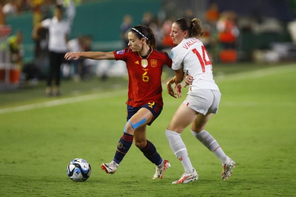 epa10884842 Aitana Bonmati of Spain (L) disputes the ball against Smilla Vallotto of Switzerland during the UEFA Nations League match between Spain and Switzerland, in Cordoba, Spain, 26 September 202 ...