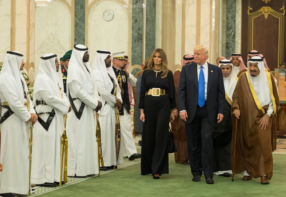 epa05976255 A handout photo made available by the Saudi Press Agency shows US President Donald J. Trump (2-R) and First Lady Melania Trump (L) are welcomed by Saudi Arabia's King Salman bin Abdul ...