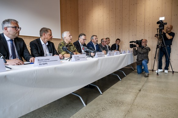 Depuis la gauche, Bruno Locher, chef territoire et environnement DDPS, Urs Loher, directeur general de l&#039;armement DDPS, Michael Leuthold, commandant base aerienne de Payerne, Olivier Piccard, pre ...
