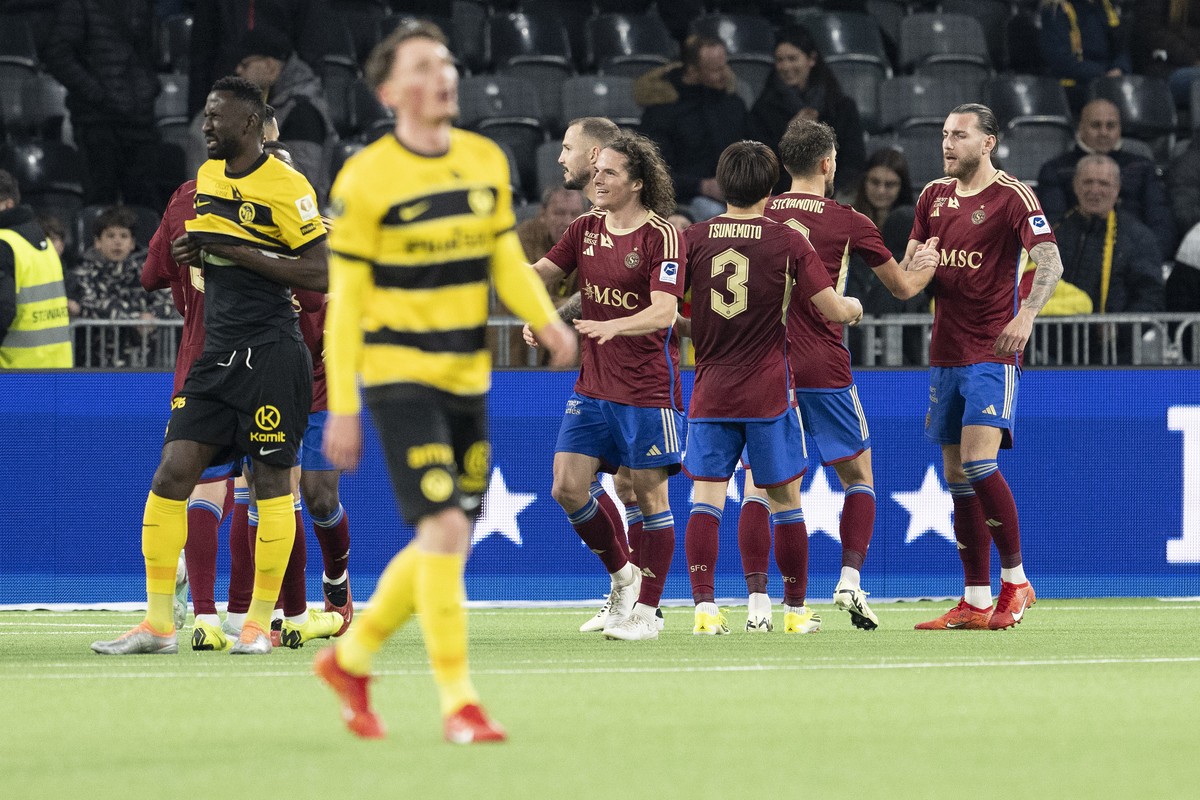 Servettes Spieler feiern ihren Sieg im Fussball Meisterschaftsspiel der Super League zwischen den Berner Young Boys und Genf Servette FC, am Sonntag, 25. Februar 2024, im Wankdorf Stadion in Bern. (KE ...