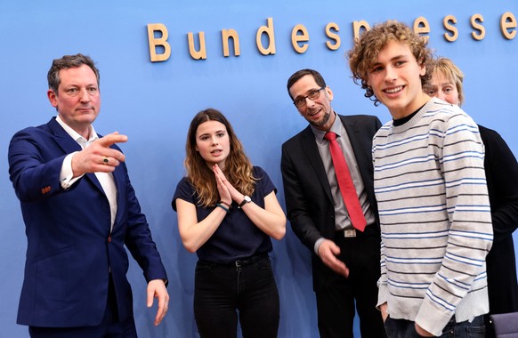 V.l.n.r.: Eckart von Hirschhausen, Luisa Neubauer (Studentin und Aktivistin), Volker Quaschning (Ingenieur und Prof. für erneuerbare Energien) und Jakob Blasel (Student) bei einer Pressekonferenz.