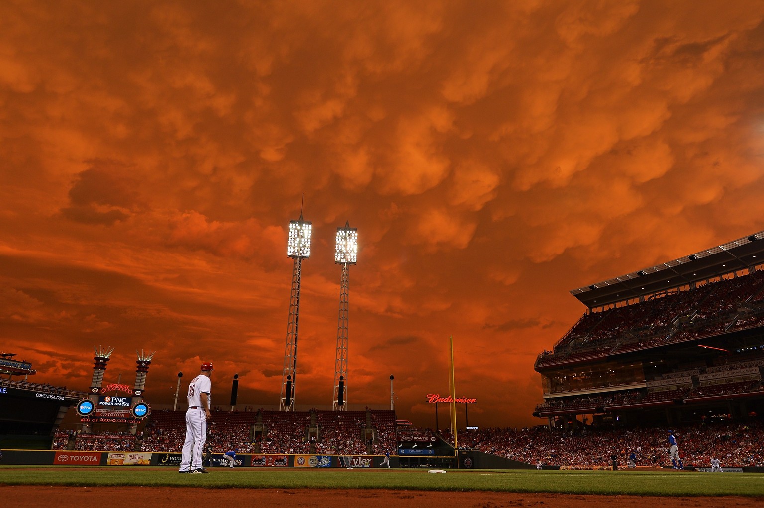 Beim Baseball-Spiel zwischen den Cincinnati Reds – der Name ist offenbar Programm – und den Chicago Cubs zieht letzte Woche ein Sturm auf und die Zuschauer erleben ein beeindruckendes Naturspektakel.  ...