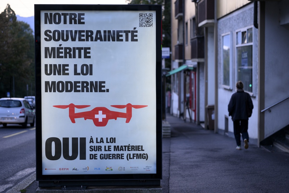 Une affiche invitant ? voter "oui" a la modification de la loi federale sur le materiel de guerre (LFMG) avec une representation de drone avec le drapeau Suisse et une phrase "notre sou ...