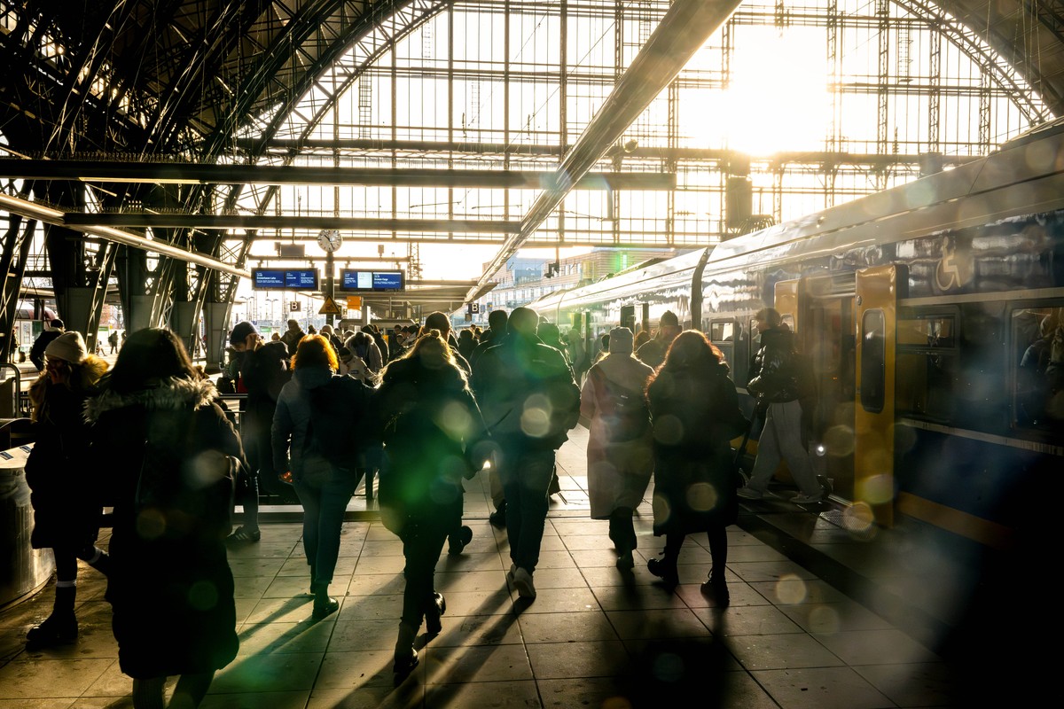 29.01.2024, Bremen: Reisende stehen an einem Gleis vom Bremer Hauptbahnhof. Der Streik der Lokf