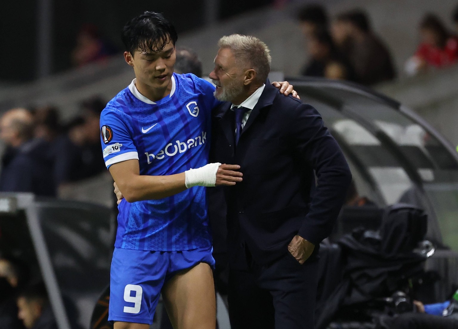 Hyeongyu Oh of KRC Genk talks to Thorsten Fink of KRC Genk in action during the UEFA Europe League, Phase League, Matchday 4, between Sporting Club de Braga and KRC Genk at Stadium Municipal of Braga  ...