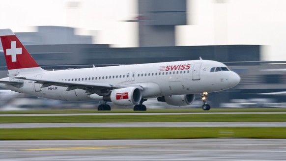 Swiss Airbus A320-214 with the identification HB-IJP takes off on runway 28 at Zurich&#039;s airport in Kloten in the canton of Zurich, pictured on October 7, 2008. (KEYSTONE/Gaetan Bally)

Das Swiss  ...