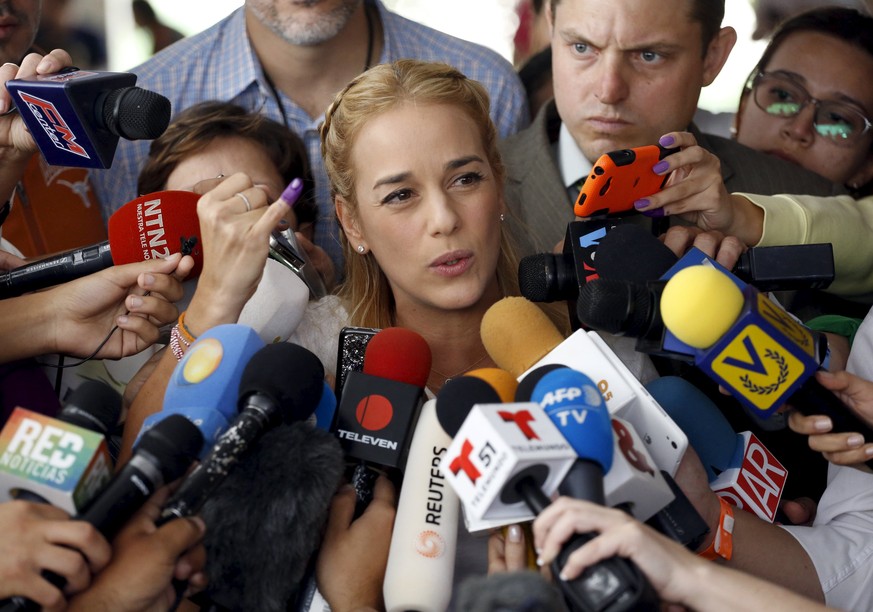 Lilian Tintori (M.), die Gattin des inhaftierten Oppositionsführers Leopoldo Lopez, zeigt nach der Stimmabgabe ihren mit Tinte markierten Finger.&nbsp;