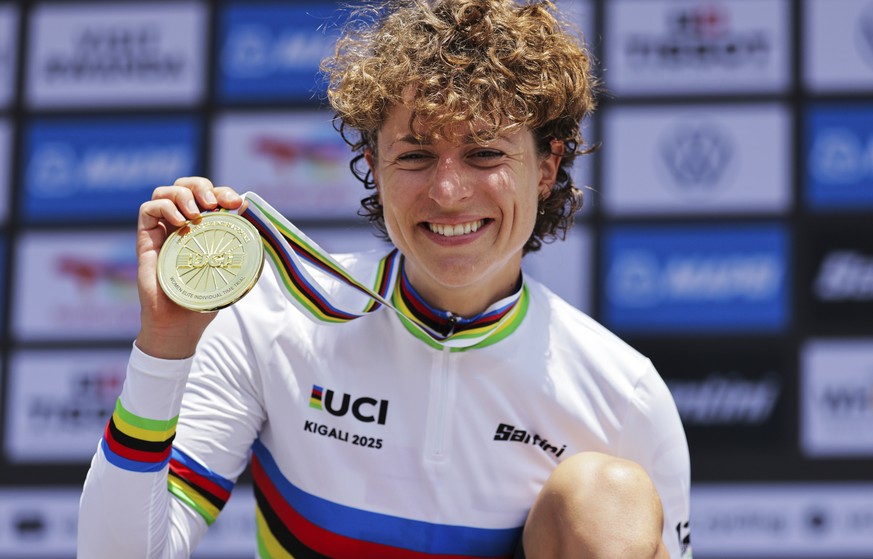 Switzerland's Marlen Reusser shows her gold medal of the women's elite individual time trial event, at the road cycling World Championships in Kigali, Rwanda, Sunday, Sept. 21, 2025. (Alex W ...