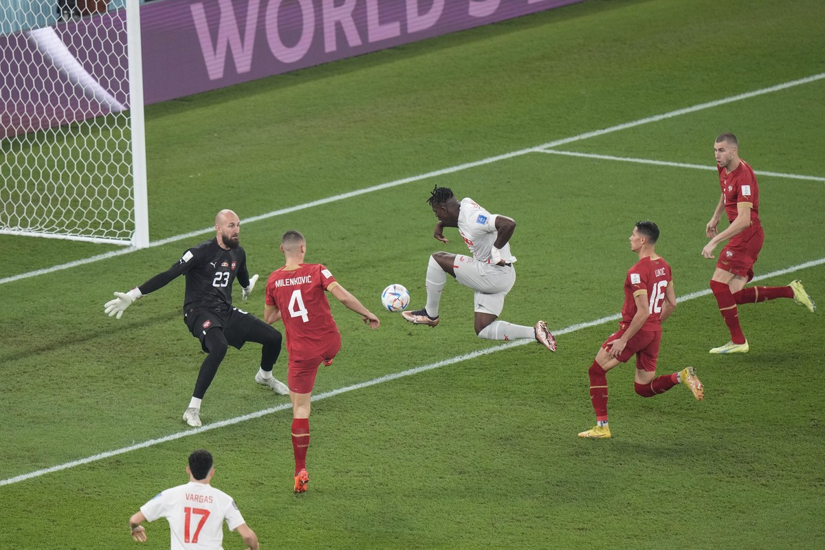 Switzerland's Breel Embolo , center, tries to score during the World Cup group G soccer match between Serbia and Switzerland, in Doha, Qatar, Friday, Dec. 2, 2022. (AP Photo/Luca Bruno)