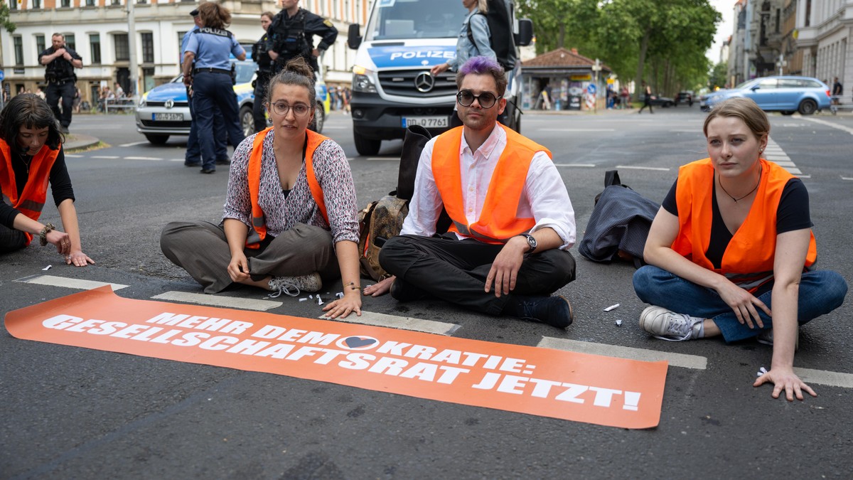04.07.2023, Sachsen, Leipzig: Klimaaktivisten der Gruppe