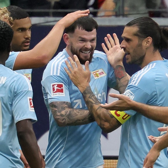 epa12395873 Oliver Burke of Union Berlin (4-R) celebrates with teammates after scoring the 4-1 lead during the German Bundesliga soccer match between Eintracht Frankfurt and 1. FC Union Berlin in Fran ...