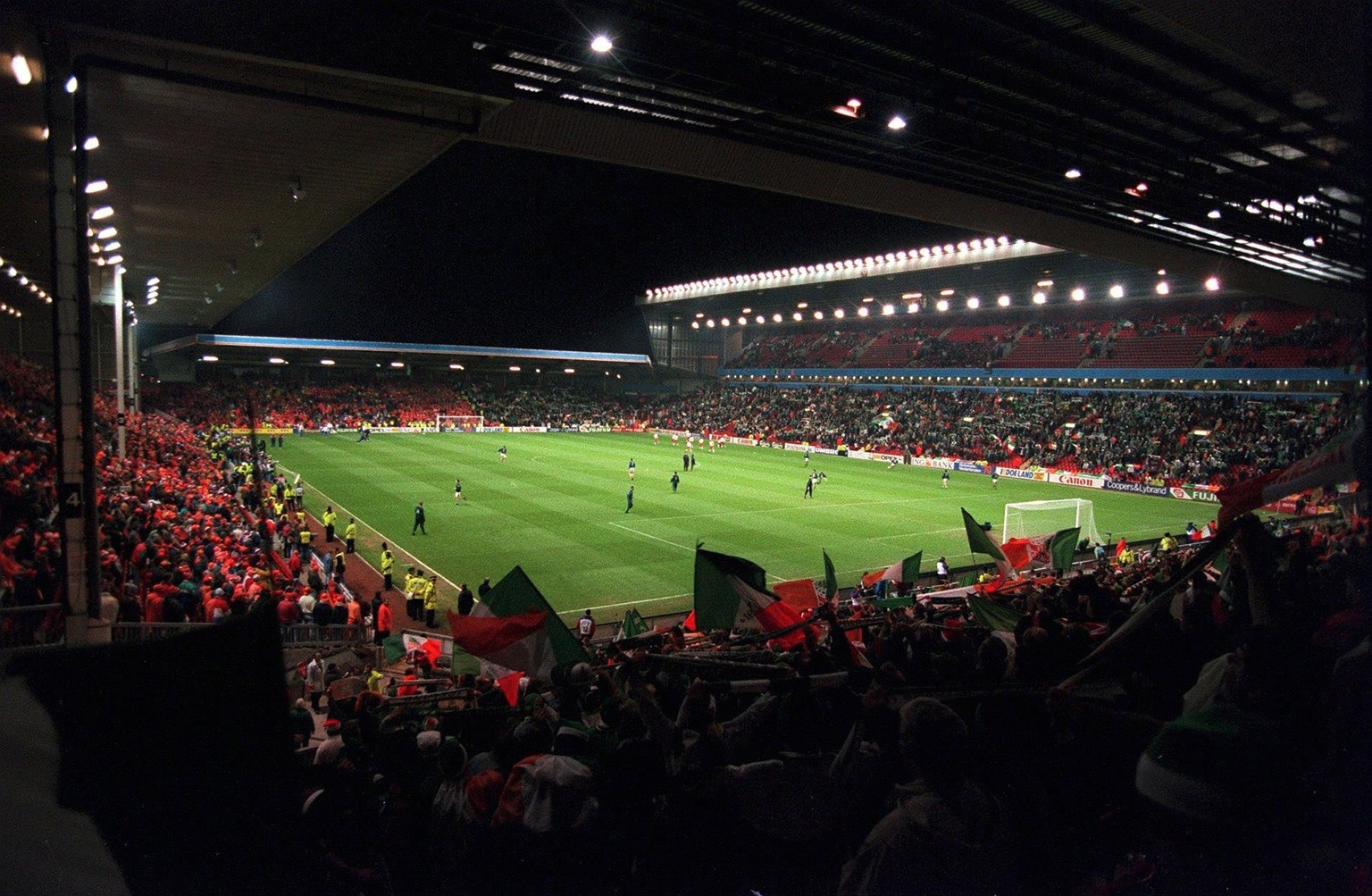 Das Stadion an der Anfield Road ist die Heimstätte des FC Liverpool. Hier spielt allerdings die englische Nationalmannschaft gegen Italien.