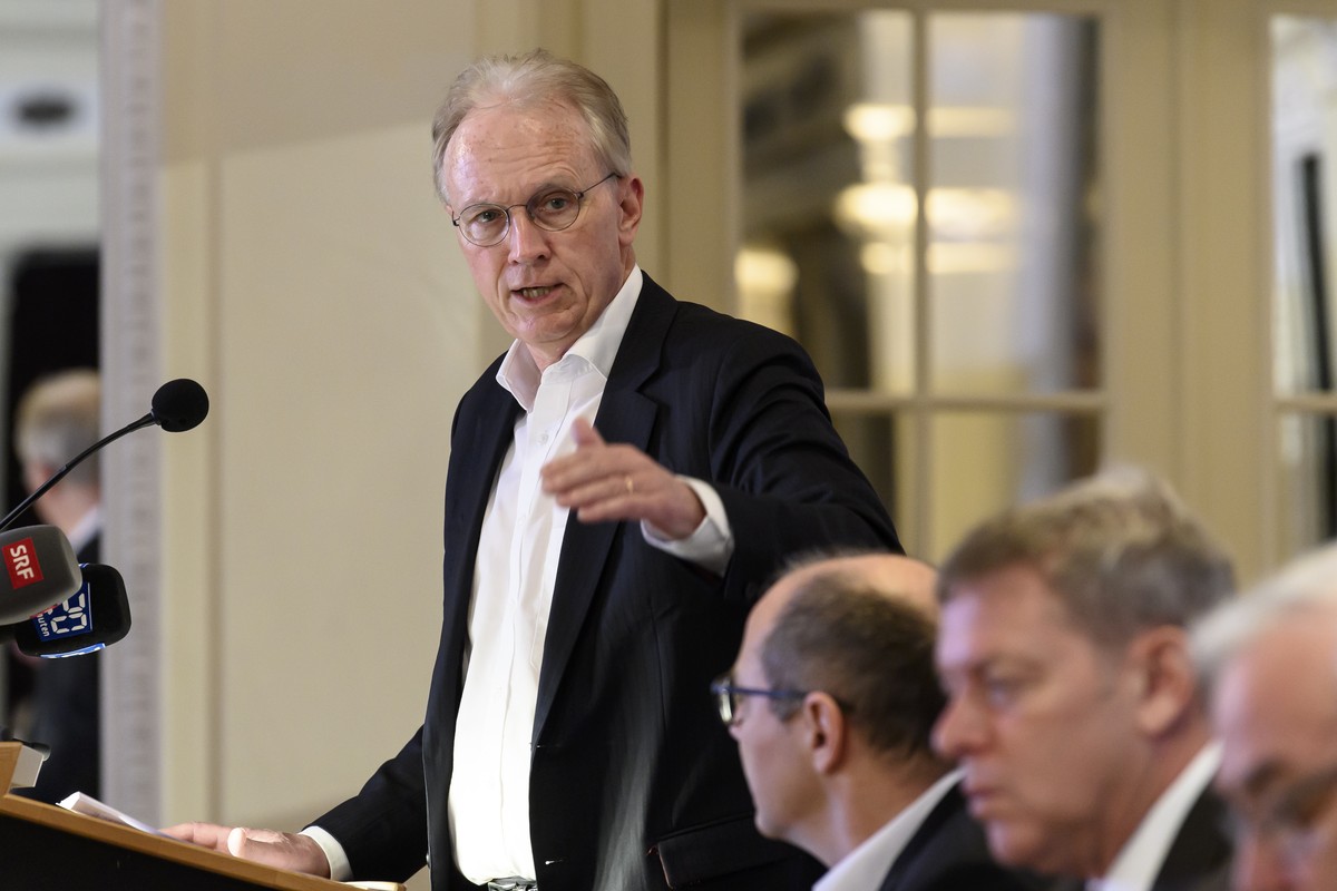 Hans-Ulrich Bigler, Direktor Schweizerischer Gewerbeverband sgv, links, spricht an der Seite von Claude Ammann, Praesident Schweizerischer Fitness- und Gesundheits